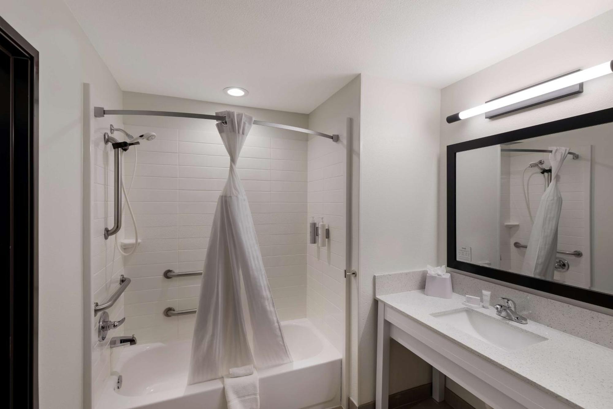 Spark By Hilton Midland South Екстериор снимка