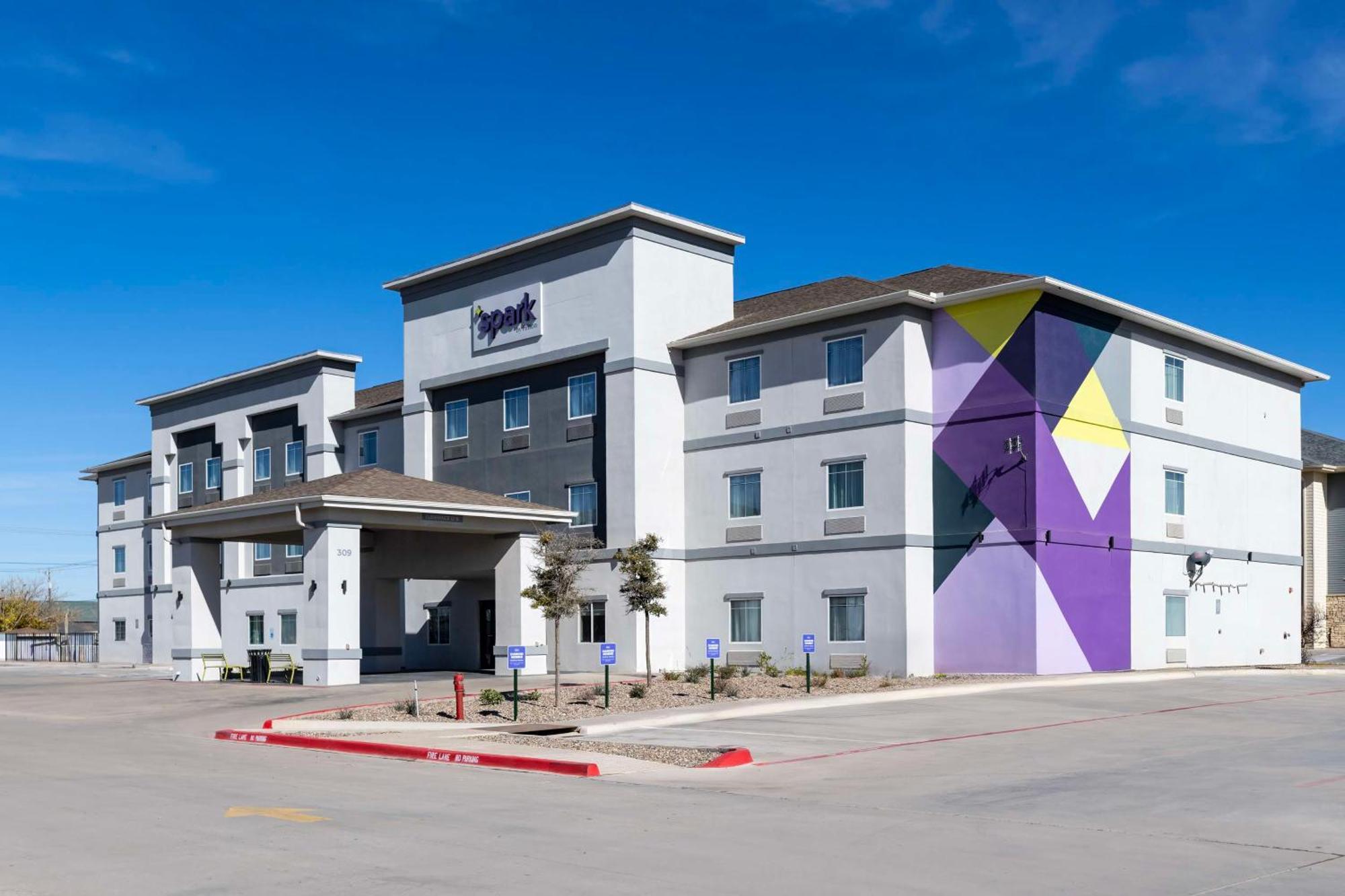 Spark By Hilton Midland South Екстериор снимка