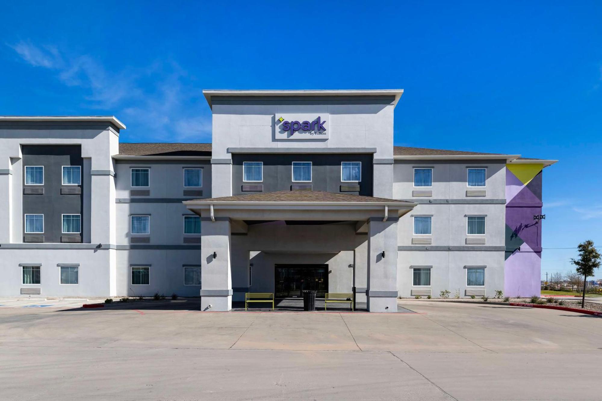 Spark By Hilton Midland South Екстериор снимка